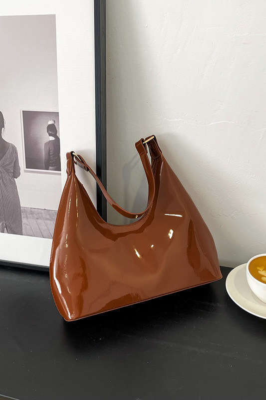 Bolso de Hombro en Cuero Patentado con Silueta Elegante