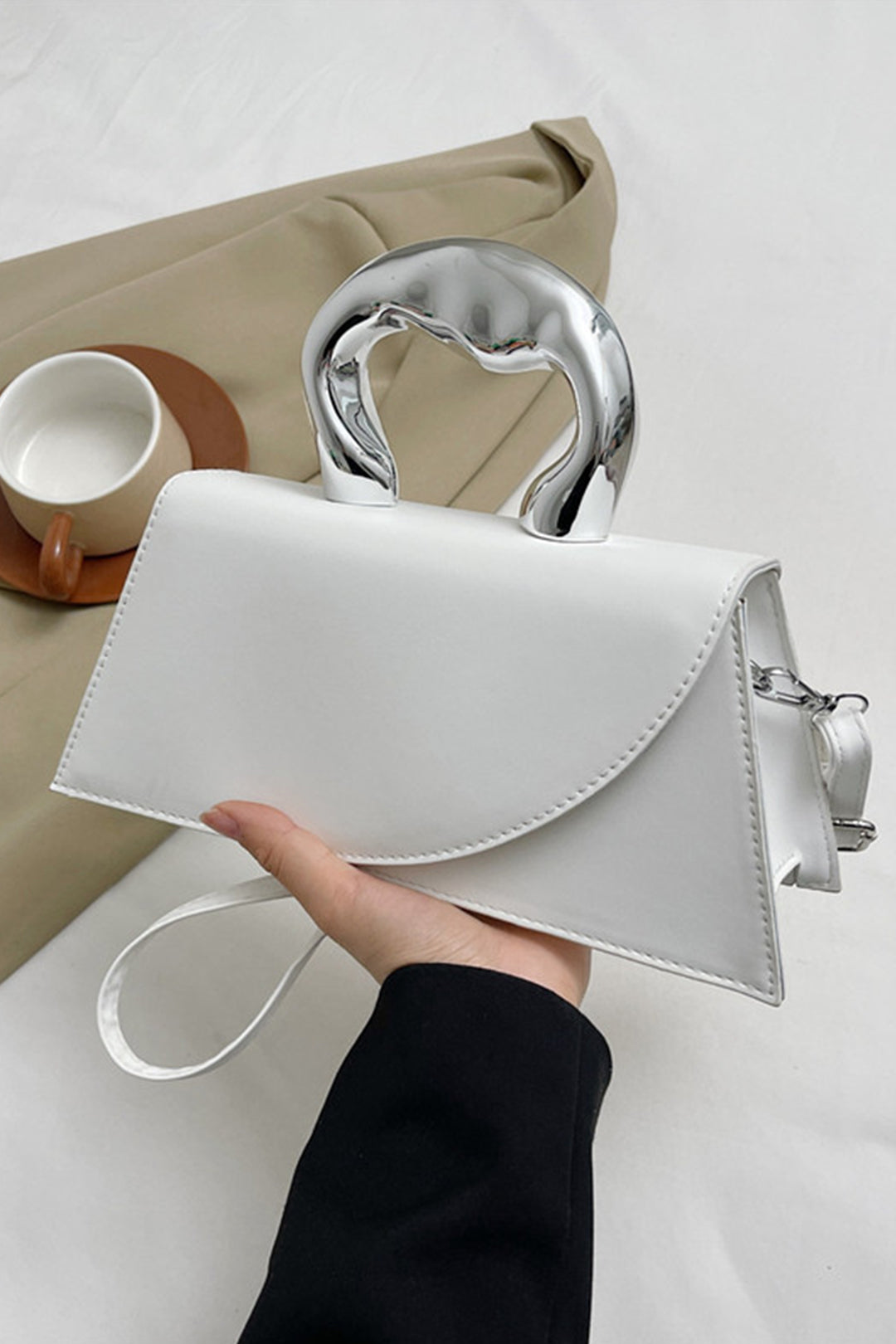 Bolso de Hombro Trapezoidal Texturizado Elegante y Moderno