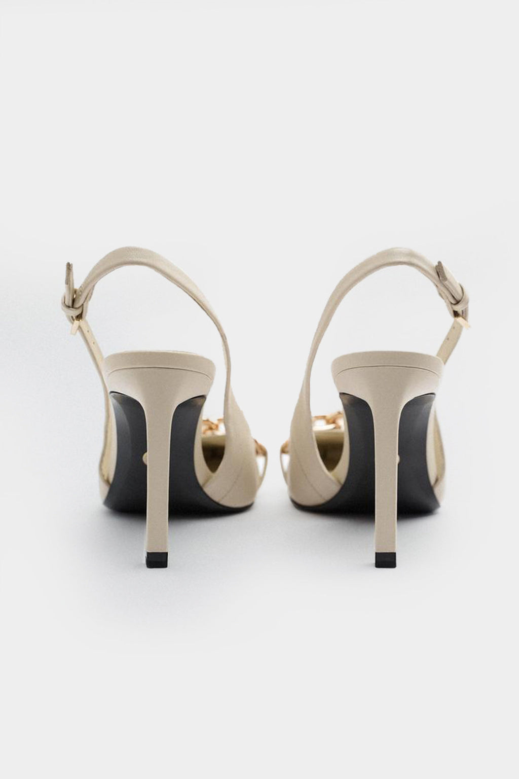 Tacones Metálicos Con Detalle De Cadena Puntera Afilada