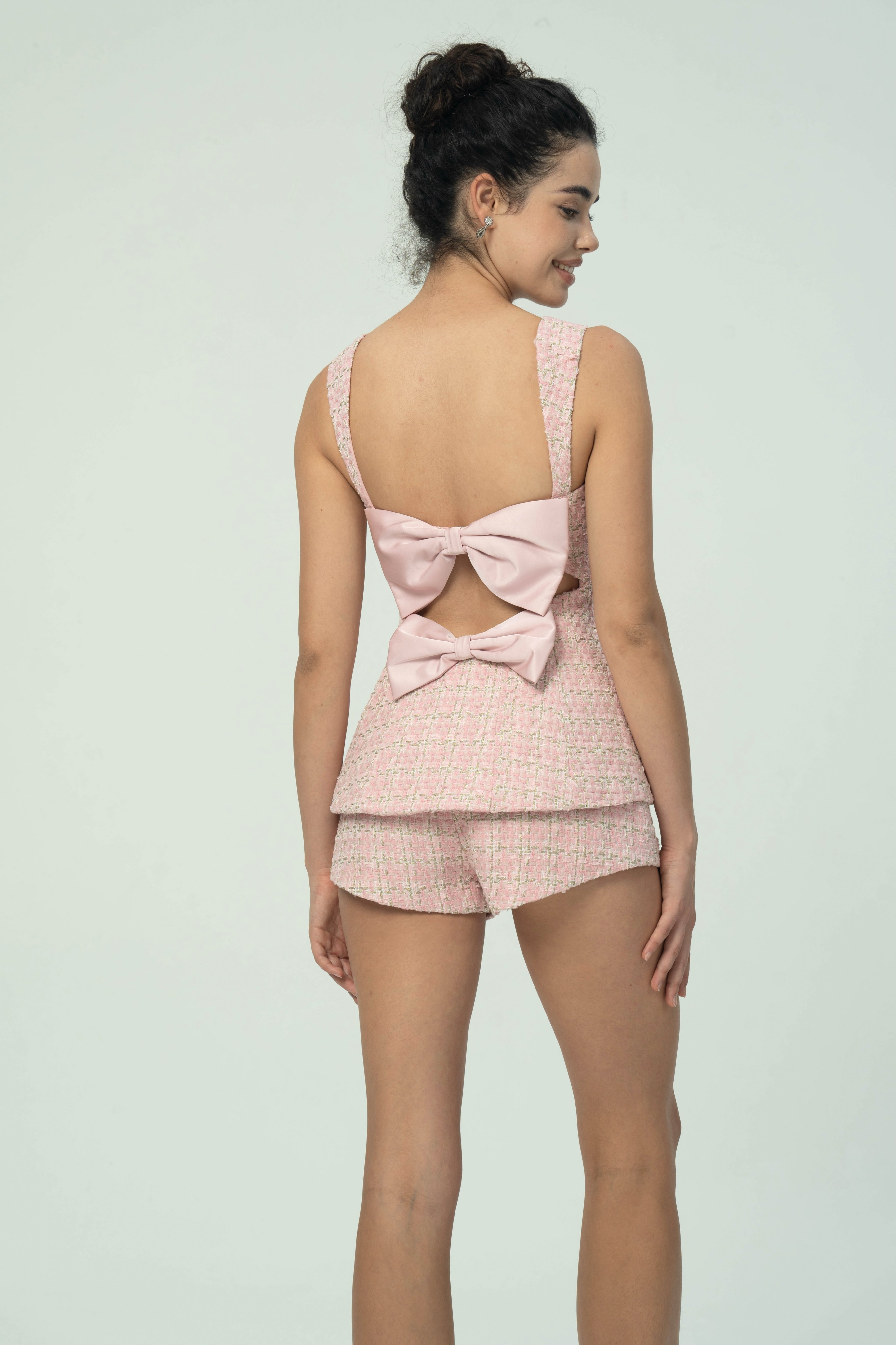 Conjunto Corto Rosa Tweed Con Detalle Lazo Doble Espalda