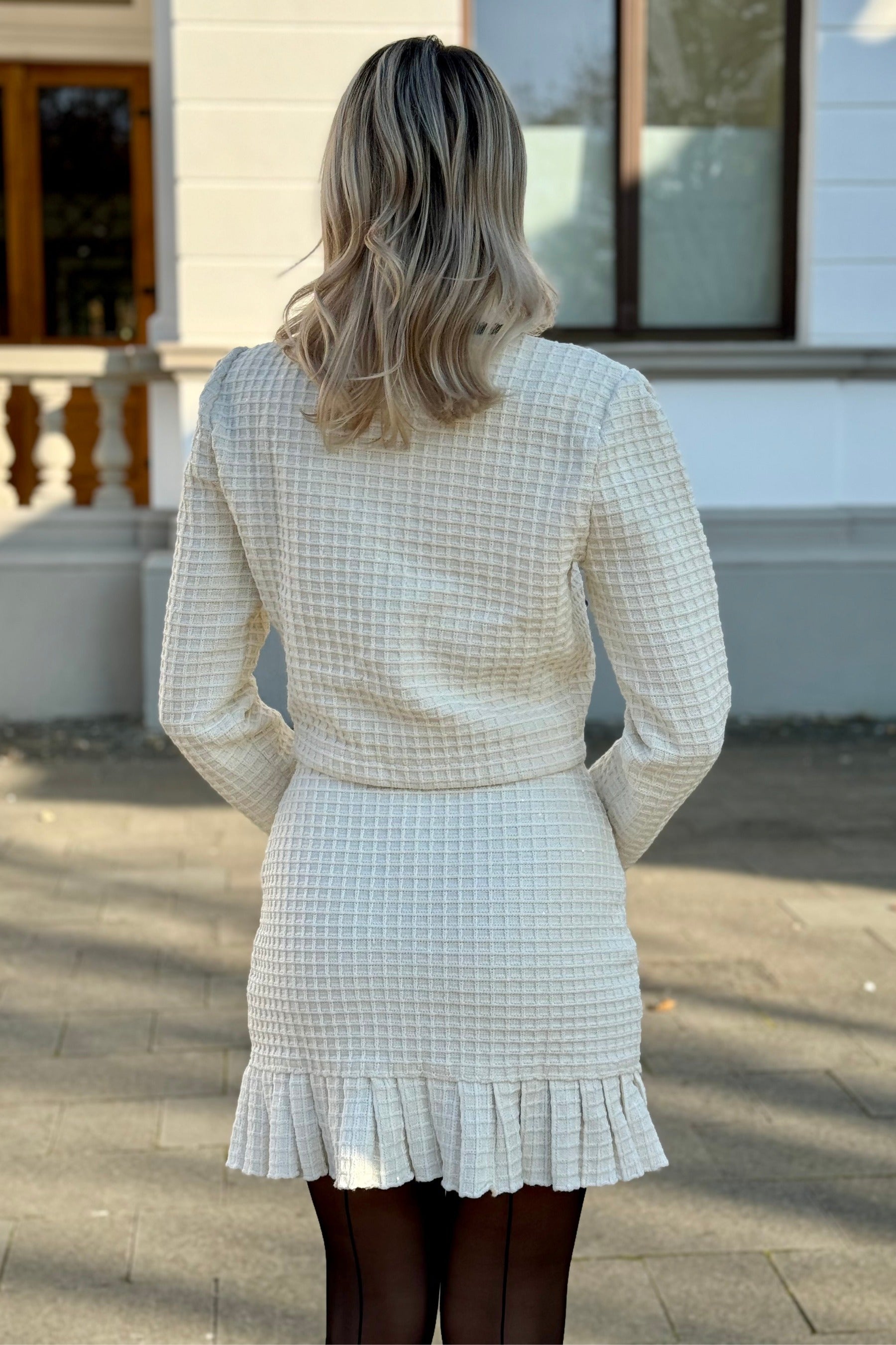 Conjunto de Traje Tweed con Detalles Negros Textura Blanca