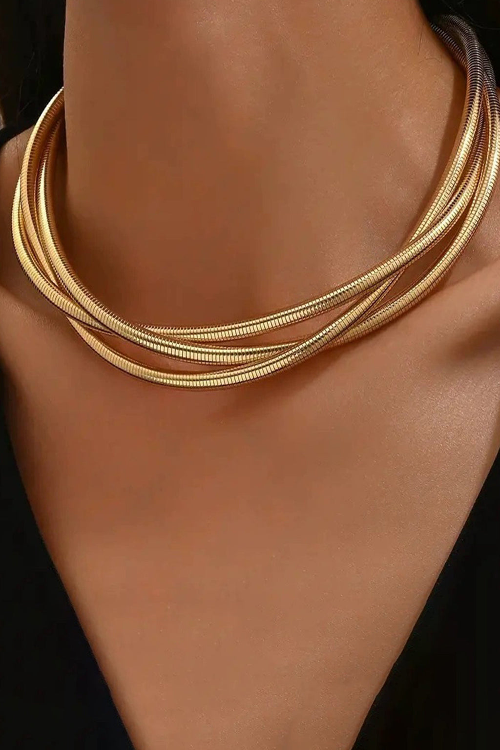 Collar Multicapa Metálico Ornamentado Elegante Con Detalles