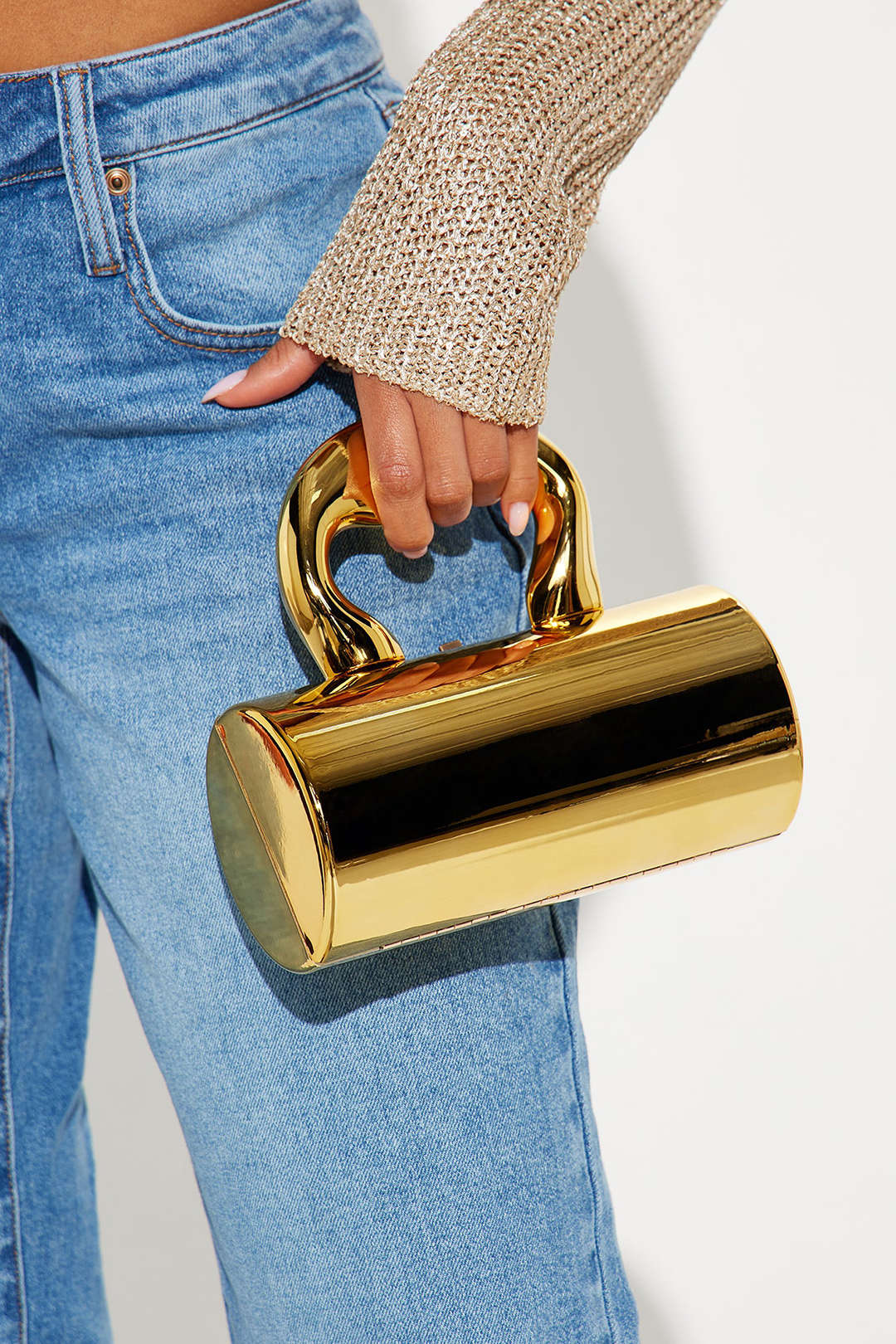 Bolso Tote Metálico Con Silueta Moderna Minimalista