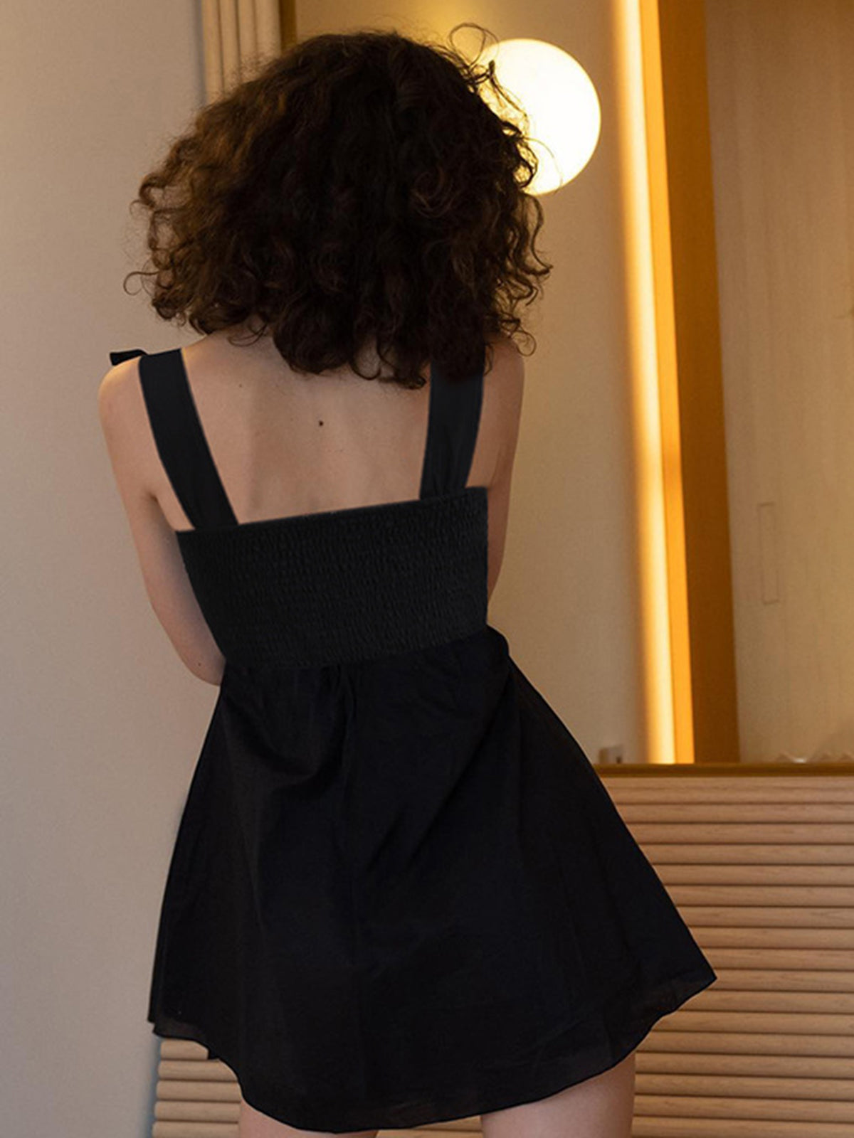 Vestido Corto Rucheado Con Nudo Elegante Poliéster Elastano