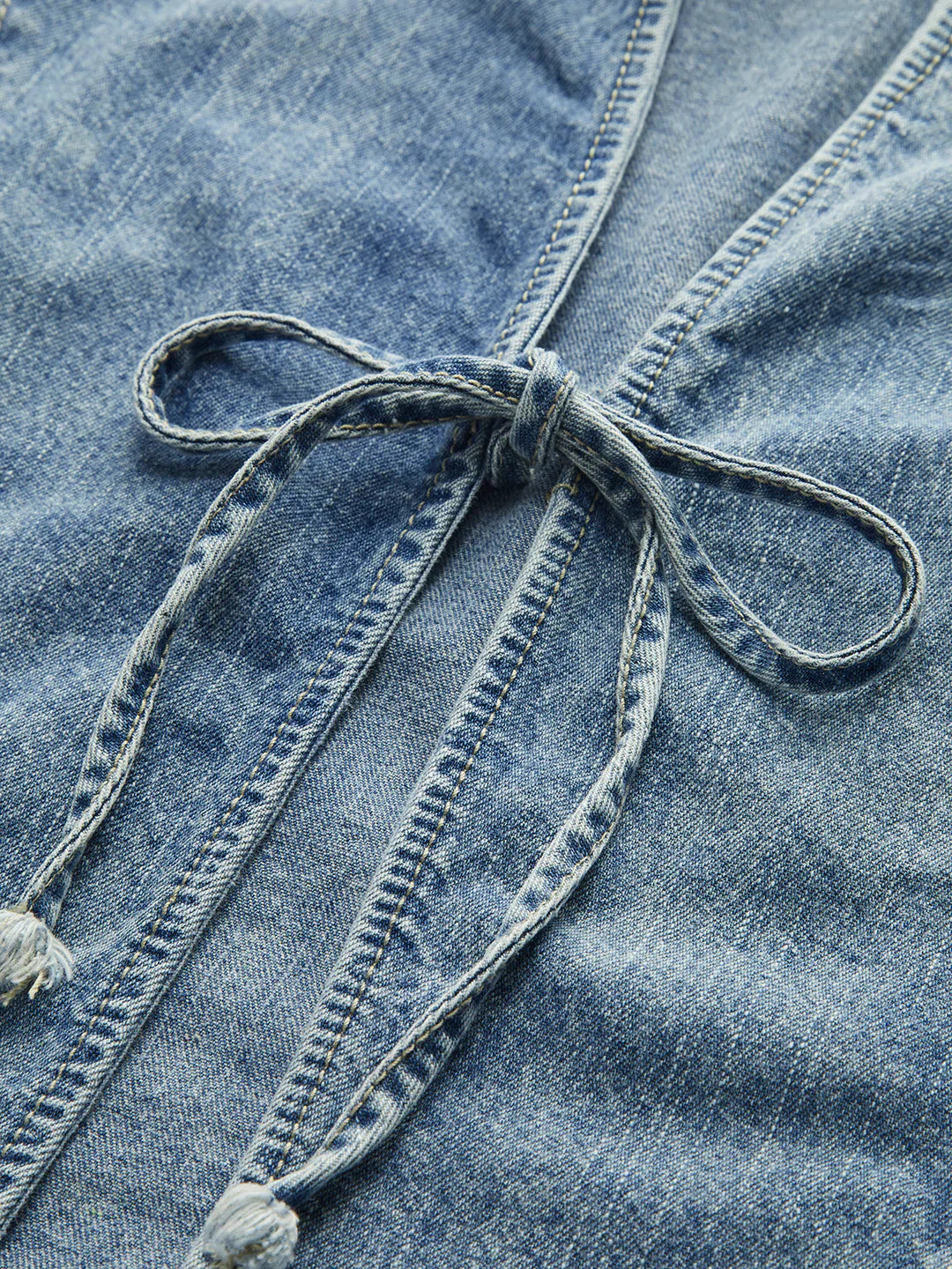 Camisa Minimalista de Denim Azul con Detalle de Cordón