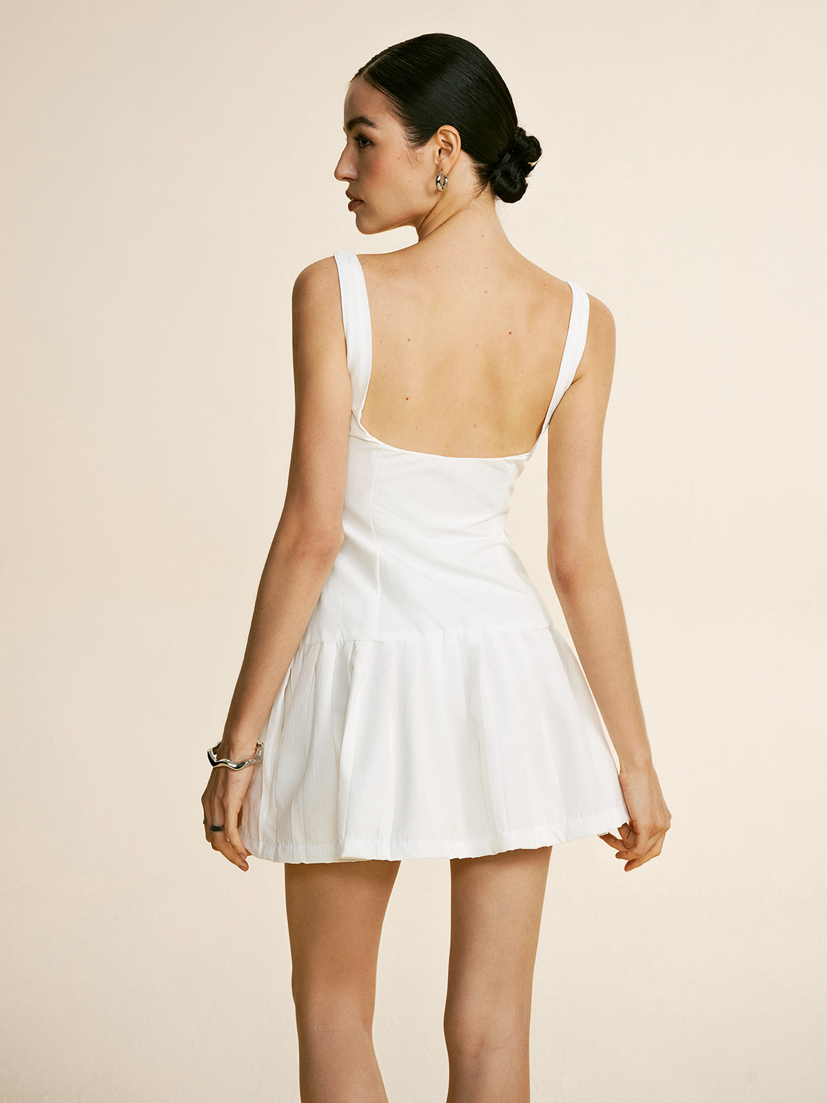 Vestido Corto Plisado Con Cinturón Y Cuello Corazón