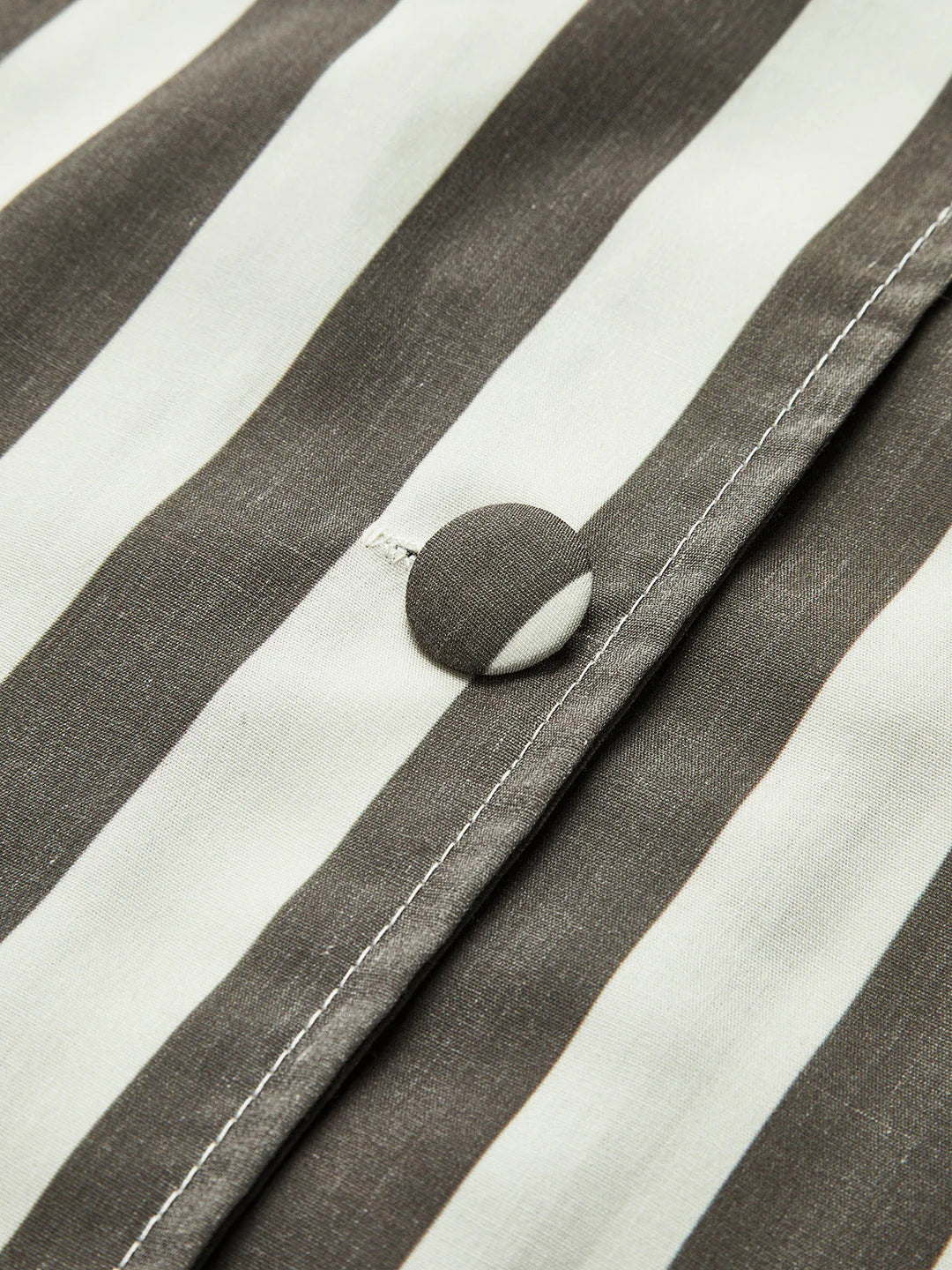 Camisa De Lunares Con Cuello Redondo Y Puños Botonados