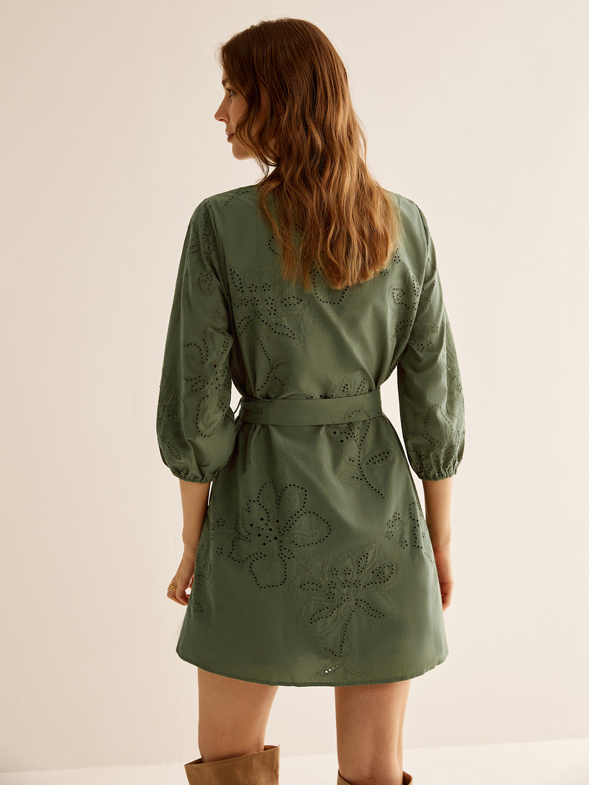 Vestido Corto Bordado Con Escote En V Y Mangas Tres Cuartos