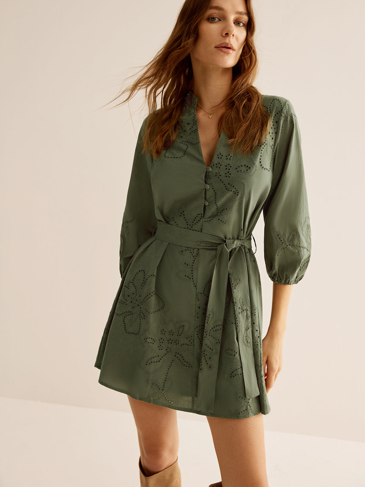 Vestido Corto Bordado Con Escote En V Y Mangas Tres Cuartos