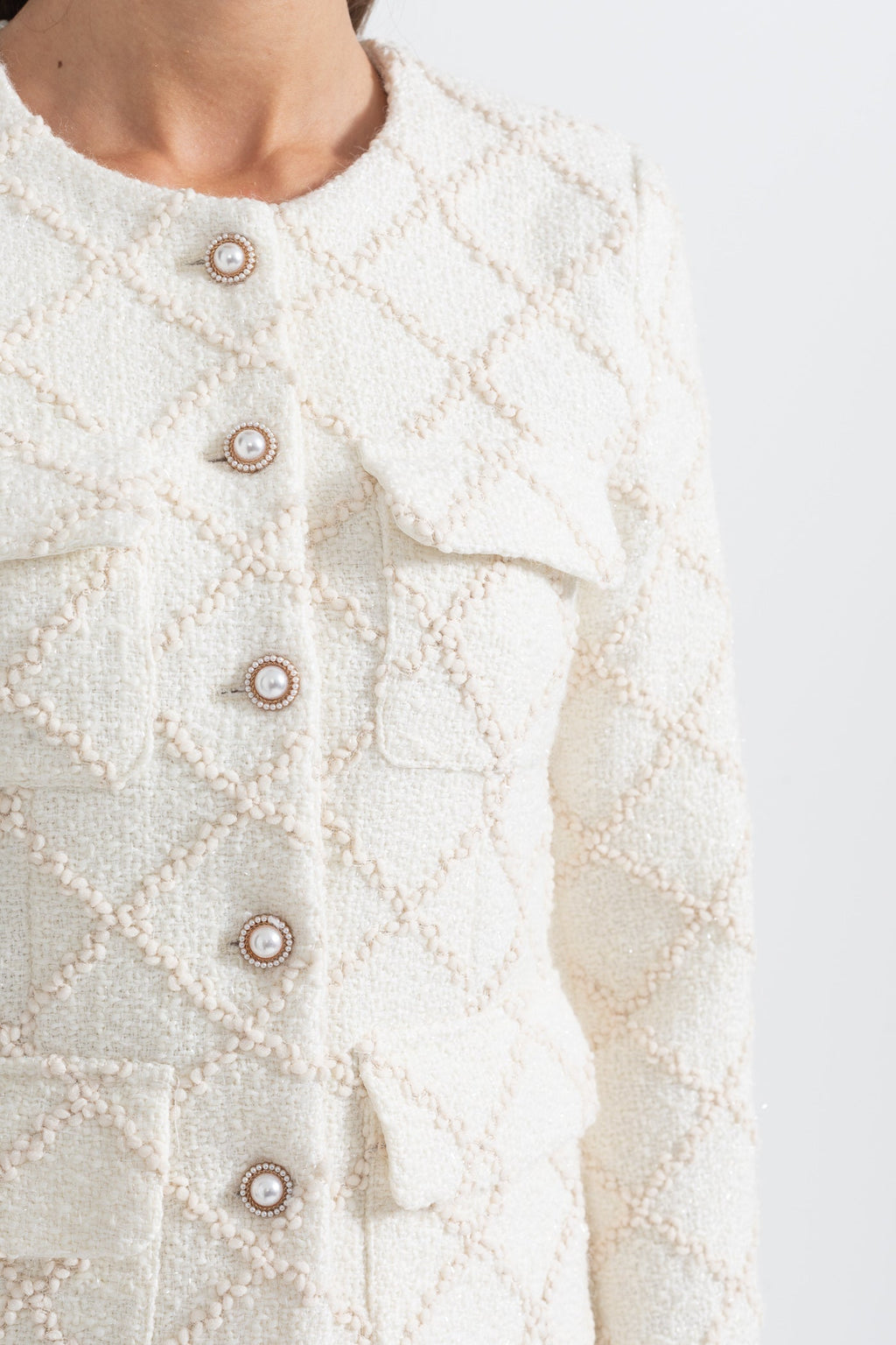 Conjunto Chaqueta Texturizada Dorada Y Shorts Elegantes