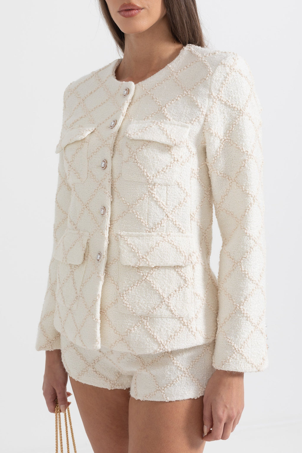 Conjunto Chaqueta Texturizada Dorada Y Shorts Elegantes