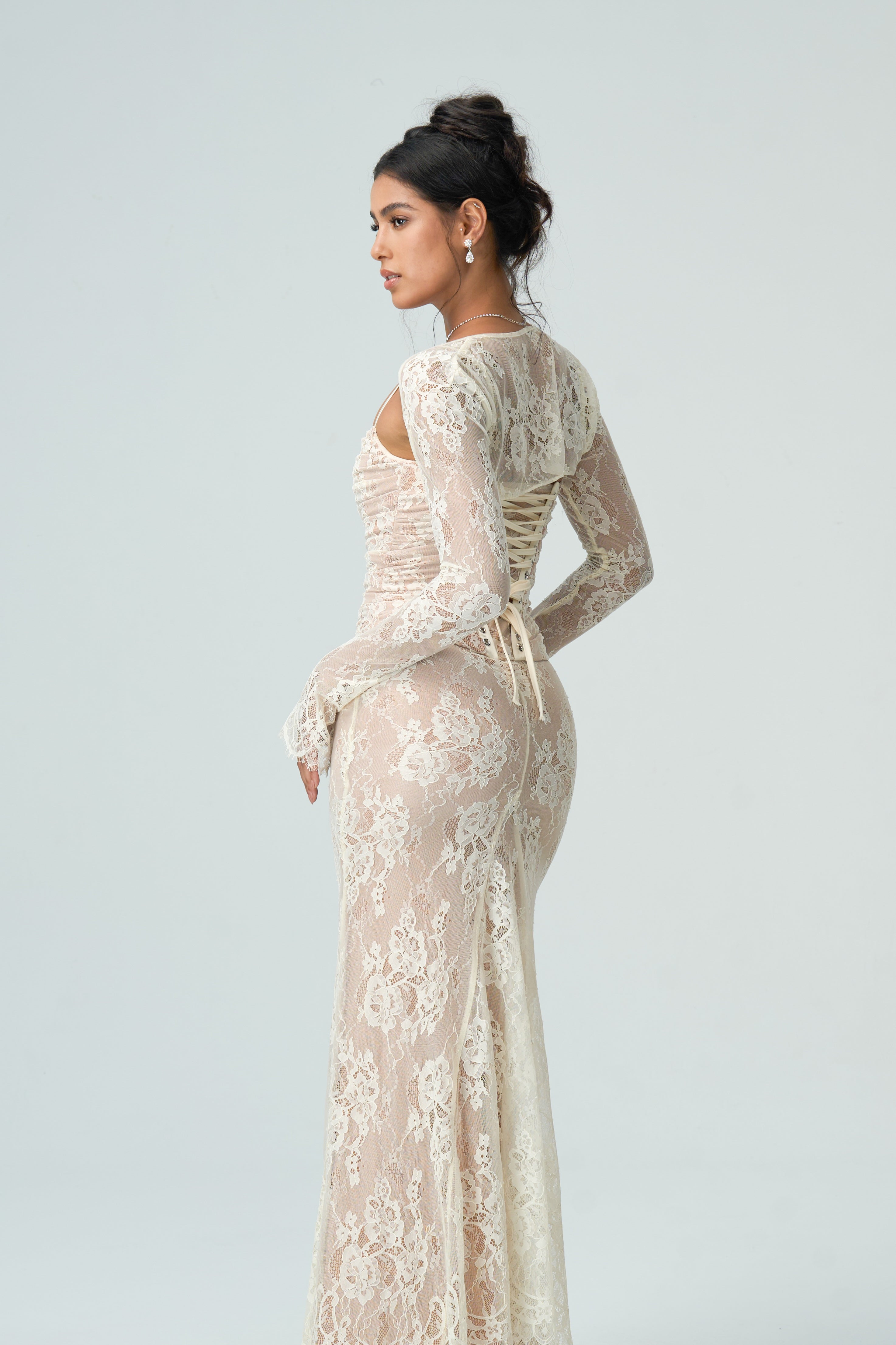 Vestido Largo de Encaje con Mangas Largas Detalles Finos