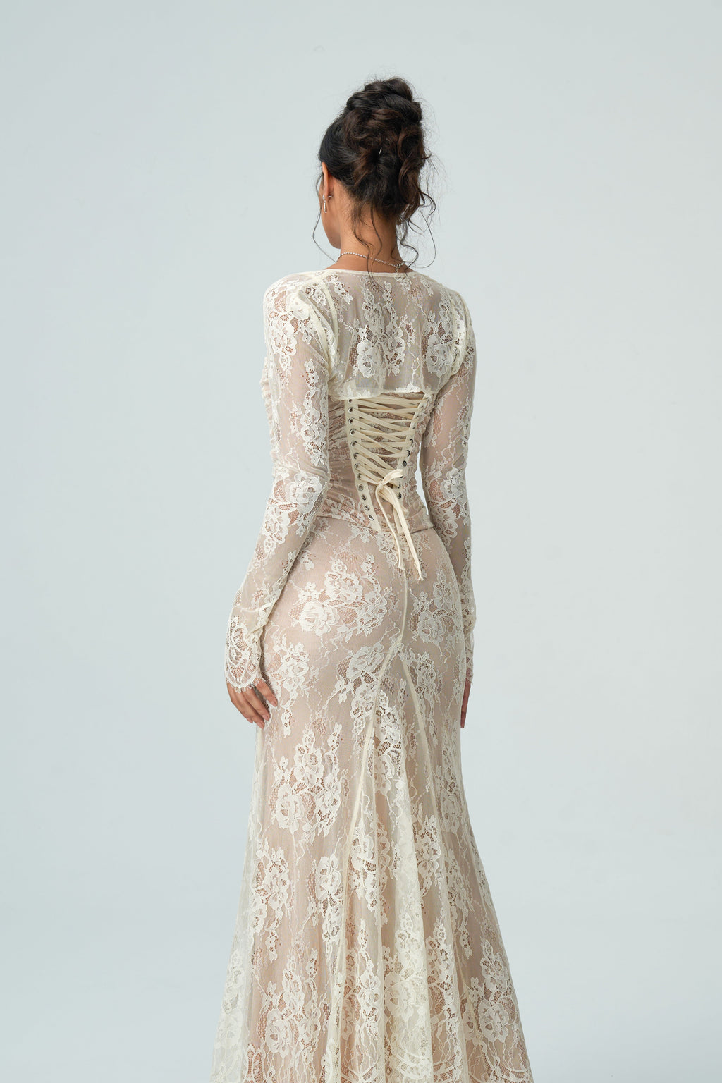 Vestido Largo de Encaje con Mangas Largas Detalles Finos