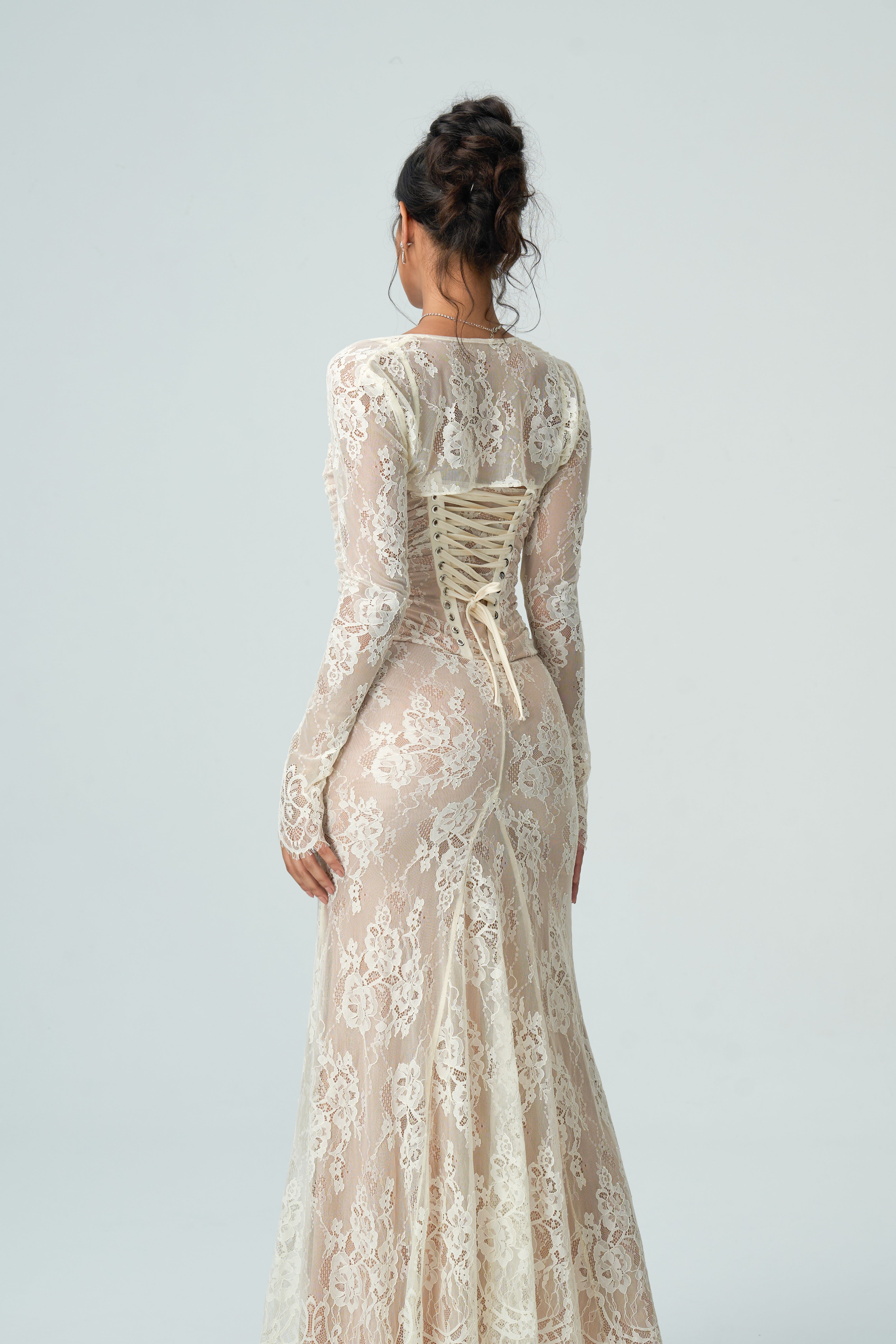 Vestido Largo de Encaje con Mangas Largas Detalles Finos