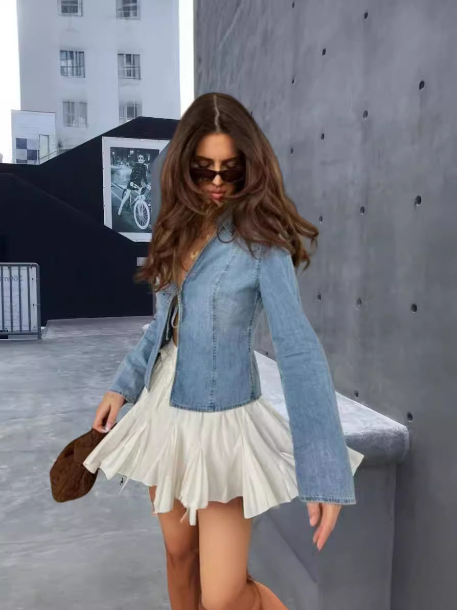 Camisa Minimalista de Denim Azul con Detalle de Cordón