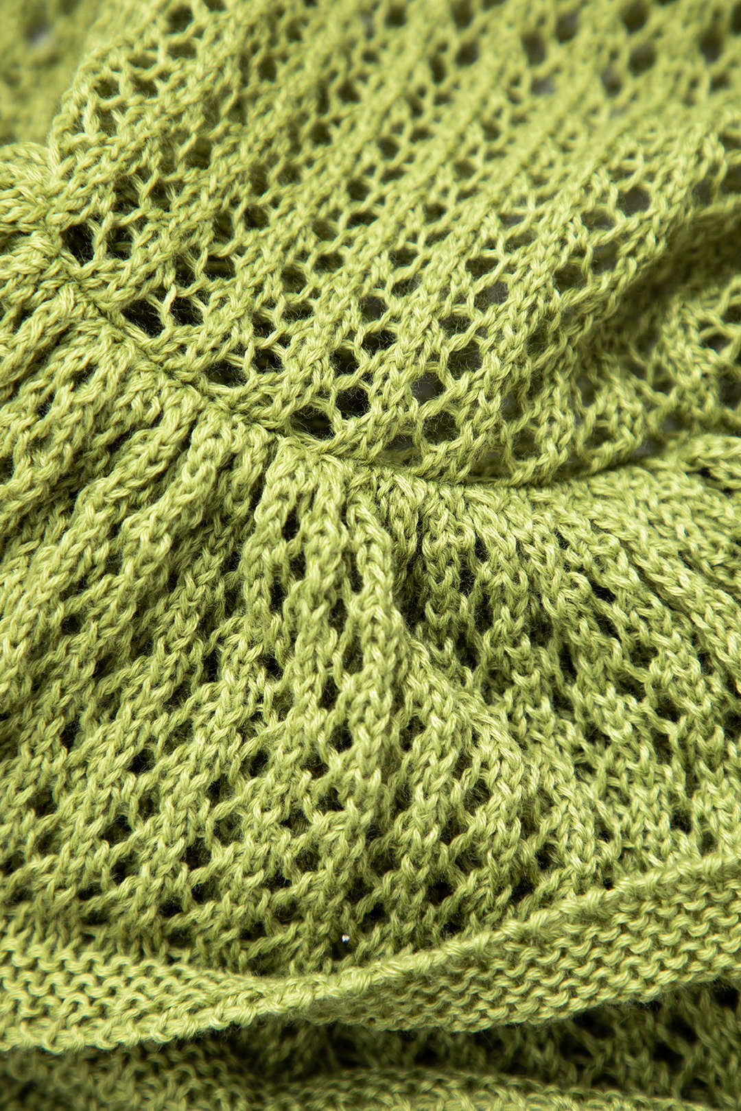 Vestido Mini Con Costuras Abiertas Y Volantes Delicados