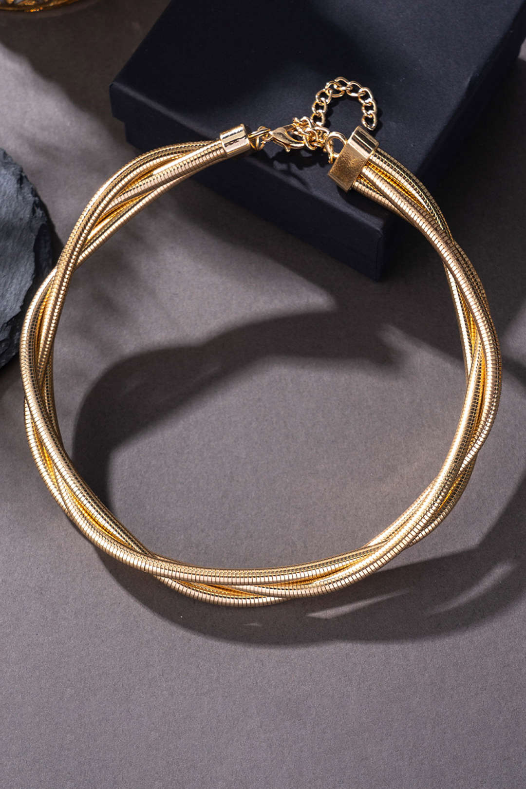 Collar Multicapa Metálico Ornamentado Elegante Con Detalles