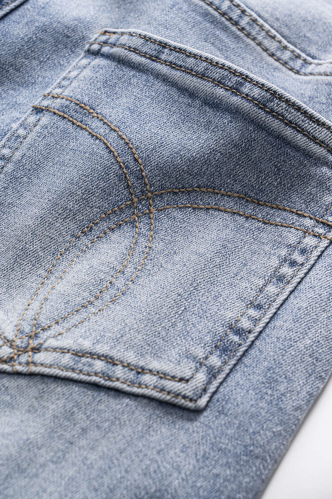 Vaqueros Denim Pierna Ancha Con Desgaste Y Bolsillos Botón